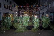 Der Tradition entsprechend zogen am Scmutzigen Donnerstag die Enzilochmannen mit ihren Tannli ins Städtli Willisau ein. (Bild: Nadia Schärli (Willisau, 8. Februar 2018))