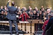 Raphael Christen am Marimbafon und der G.-F.-Händel-Chor unter Pirmin Lang. (Bild: Nadia Schärli (3. März 2018))