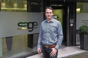 Der neue Chef von Sage Schweiz, Tobias Ackermann, vor dem Haupteingang in Root. (Bild: Manuela Jans-Koch (19. Januar 2018))