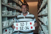 Erich Büeler, Verantwortlicher Kontrollschilder, zeigt die beiden Nummern. (Bild: PD)