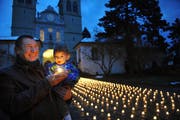 Aktion «1 Million Sterne» der Caritas bei der Luzerner Hofkirche. (Bild: Corinne Glanzmann/Neue LZ)