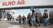 Mitarbeitende des insolventen Küchenherstellers Alno auf dem Weg zur Betriebsversammlung. (Bild: Thomas Warnack/Key (Pfullendorf, 24. 11. 2017))