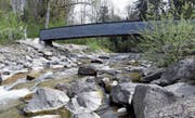 Die Lorze oberhalb der Spinnerei in Baar führt wenig Wasser. (Bild: Werner Schelbert (11. April 2017))
