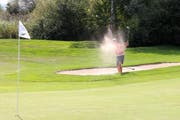 Crispin Leupi schlägt den Ball aus dem Bunker. (Bild: PD)