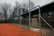 Der Platz des Tennisclubs Zug ist in schlechtem Zustand. (Bild: Stefan Kasier/Neue ZZ)