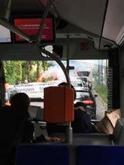 Demonstranten blockierten den Verkehr auf der Obergrundstrasse (Bild: Radio Pilatus-Hörerin Fabienne)