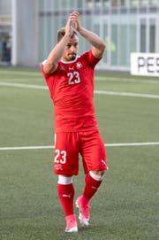 Xherdan Shaqiri bedankt sich auf den Färöer-Inseln bei den mitgereisten Fans. (Bild: Georgios Kefalas/Keystone (Torshavn, 9. Juli 2017))