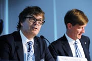 Thomas Schönberger an der GV des FC Luzern. Neben ihm Mike Hauser. (Bild: Boris Bürgisser / Neue LZ)
