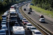 Nichts geht mehr: Kilometerlanger Stau auf der Autobahn A2 zwischen Rothenburg und dem Tunnel Eich in Richtung Basel. (Bild: Keystone)