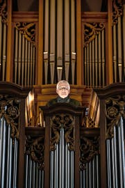 Olivier Eisenmann vor seiner «Hausorgel» in der katholischen Pfarrkirche in Weggis. (Bild Roger Grütter)