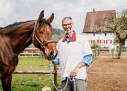 Dominique G. ist Tierarzt, der sich auf Pferdezahnmedizin spezialisiert hat. (Bild: SRF/Marion Nitsch)