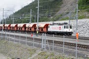 Premiere im neuen Gotthardbasistunnel: Erstmals ist am Freitag ein Güterzug durch den 57 Kilometer langen Tunnel gerollt. (Archivbild) (Bild: KEYSTONE/URS FLUEELER)
