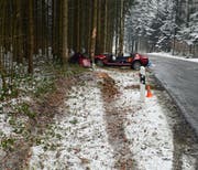 Das Dach liegt neben dem Auto. Die Frau wurde bei dem Unfall erheblich verletzt und musste aus dem Fahrzeug von mehreren Einsatzkräften befreit werden. (Bild: Luzerner Polizei)
