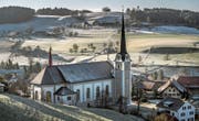 Die Pfarrkirche St. Johann in Grossdietwil mit ihren Turm, dessen unterer Teil wohl kurz vor 1315 gebaut wurde. (Bild: Pius Amrein (13. Dezember 2017))