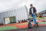 Andreas Rumsch von der Hochschule Luzern – Technik & Architektur in Horw zeigt das neue Modell des elektronisch aufgerüsteten Rollators «iWalkActive». (Bild Roger Grütter)