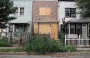 Verlassene Häuserzeile in New York: Die Immobilienkrise in den USA war Auslöser der weltweiten Finanzkrise. (Bild: Andrew Lichtenstein/Getty (21. Oktober 2008))