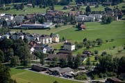 Alpnach mit dem Asylzentrum «Kleine Schliere» im Vordergrund. (Bild: Keystone / Alexandra Wey)