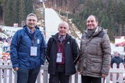 Sie kamen anlässlich des FIS Skispringens nach Engelberg und sprachen mit dem zuständigen Verein über die Winteruniversiade 2021: Der Vereinspräsident und Luzerner Regierungsrat Guido Graf, Bundesrat Ueli Maurer und der Obwaldner Regierungsrat Niklaus Bleiker. (Bild: pd)