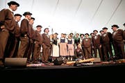 Inspirierter Kulturaustausch am Obwald-Festival: Jodlerclub Giswil mit einer Musikerin des Hon Viet Orchestra aus Vietnam. (Bild Manuela Jans)