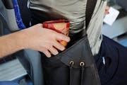 In Luzern kommt es immer wieder zu Taschendiebstählen (gestellte Szene). (Bild: Archiv Neue LZ)