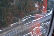 Blick aus dem Helikopter auf die Unfallstelle. (Bild: Kantonspolizei Uri)