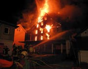 Der Brand zerstörte das mehrstöckige Wohnhaus komplett. (Bild: Kapo Schwyz)