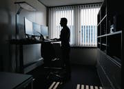 Andreas Eugster ist seit knapp einem Jahr als Cyberbeauftragter der Zuger Polizei im Einsatz und ermittelt in den dunklen Seiten des Internets. (Bild: Stefan Kaiser (Zug, 3. April 2017))