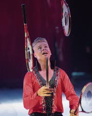 Meister der Rackets: Jongleur Kevin Stipulation. (Bild: Corinne Glanzmann (Sursee, 25. Juni 2017))