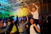 Hergiswil-Trainer Janos Marosvölgyi im Freudentaumel. (Bild: Boris Bürgisser / Neue LZ)