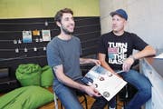 Andreas Kaufmann (links) und Elias Rössle von der Jugendarbeit Ägerital in der Lounge. (Bild: Werner Schelbert / ZZ)