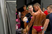 Yves Zwyssig lässt sich hinter der Bühne noch den richtigen Teint verpassen. (Bild: Maria Schmid / Neue ZZ)