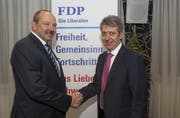 Parteipräsident Ruedi Waser gratuliert Sepp Durrer zur Nomination. (Bild: André A. Niederberger)