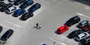 In der Stadt Zug steigen die Gebühren für Pendlerparkplätze. (Bild: Stefan Kaiser / Neue ZZ)