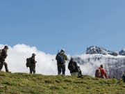 Auch im Sommer kann man beim Wandern noch auf Schneefelder treffen, die gefährlich werden können. Die Beratungsstelle für Unfallverhütung (bfu) rät, sich vor eine Tour über die Route zu informieren und die richtige Ausrüstung einzupacken. (Symbolbild) (Bild: KEYSTONE/ARNO BALZARINI)