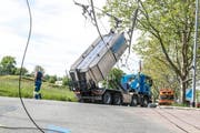 Der Chauffeur riss einen Teil der Stromleitung herunter. (Bild: Leserreporter)