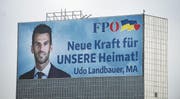 Wahlplakat der niederösterreichischen FPÖ mit dem Konterfei ihres Spitzenkandidaten Udo Landbauer. (Bild: Robert Jäger/Keystone (Vösendorf, 12. Januar 2018))