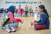 In Luzern proben Schweizer Kinder (hinten) zusammen mit Flüchtlingskindern ein Schultheater. (Archivbild Pius Amrein)
