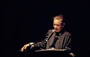 Laurie Anderson in ihrer Multimedia-Show «The Language Of The Future»: «Es geht bei Geschichten nur immer um dich selber.» Bild: Franca Pedrazzetti/PD (Kriens, 20. Oktober 2016)