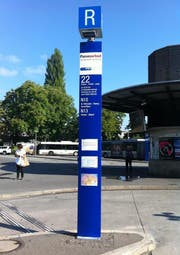 Die neuen Stelen auf dem Bahnhofplatz: Würfel am oberen Stelenende dienen zur besseren Orientierung. (Bild: pd)