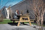 Anwohnerin Noura Rhoubachi bei der umstrittenen Lärmschutzwand. (Bild: Boris Bürgisser (Ebikon, 14. März 2018))