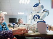 In Bordeaux kommt in einem Altersheim Zora, ein humanoider Roboter, zum Einsatz. (Bild: Getty)