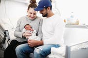 Michela und Sameh Khababi mit Sohnemann Taym Mohamed im Zuger Kantonsspital. (Bild: Stefan Kaiser (Baar, 2. Januar 2018))