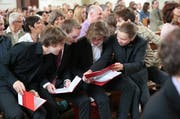 Maturanden nehmen die Zeugnisse entgegen. (Bild: Roger Zbinden)