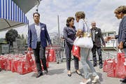 Nach der Schifffahrt wurden die Gäste beschenkt. (Bild: PD)