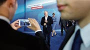 Der russische Präsident Wladimir Putin (Mitte) im Wahlkampfzentrum seiner Partei. (Bild: Sergei Ilnitsky/EPA (Moskau, 18. März 2018))