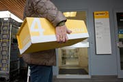 Die Poststelle Vitznau schliesst. Ab dem 21. März müssen Kunden ihre Pakete in den Volg bringen. (Bild Dominik Wunderli)