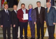 Die Übergabe der Akkreditierungsurkunde (v.l.): Stefan Haas, Projektleiter, Mauro Jermini, SAS, Toni Schwab, Bereichsleiter Verkehrsprüfungen, Regierungsrätin Yvonne Schärli, Kurt Kaelin, Chef StVA, Rolf Luginbühl, SAS. (Bild pd)