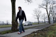 Ein Fussgänger bei der Sinserstrasse. (Bild Werner Schelbert/Neue ZZ)