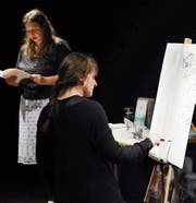Barbara Piatti liest aus einem Essay, während Yvonne Rogenmoser dazu ein Live-Painting macht. (Bild: Werner Schelbert (Zug, 15. März))