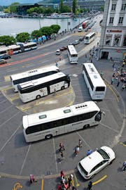 Blick auf den Luzerner Schwanenplatz mit zu- und wegfahrenden Touristencars. (Archivbild Eveline Beerkircher)